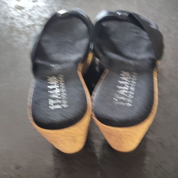 Italian Shoemakers Black Mules for Effortless Elegance - Picture 4 of 6